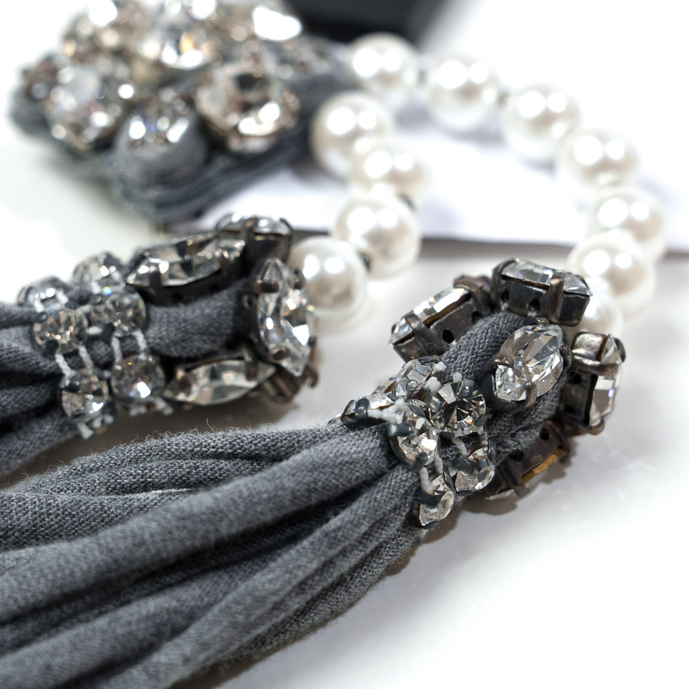 D&G Dolce & Gabbana Spilla in stile barocco con nappe, cristalli e perle - immagine 3
