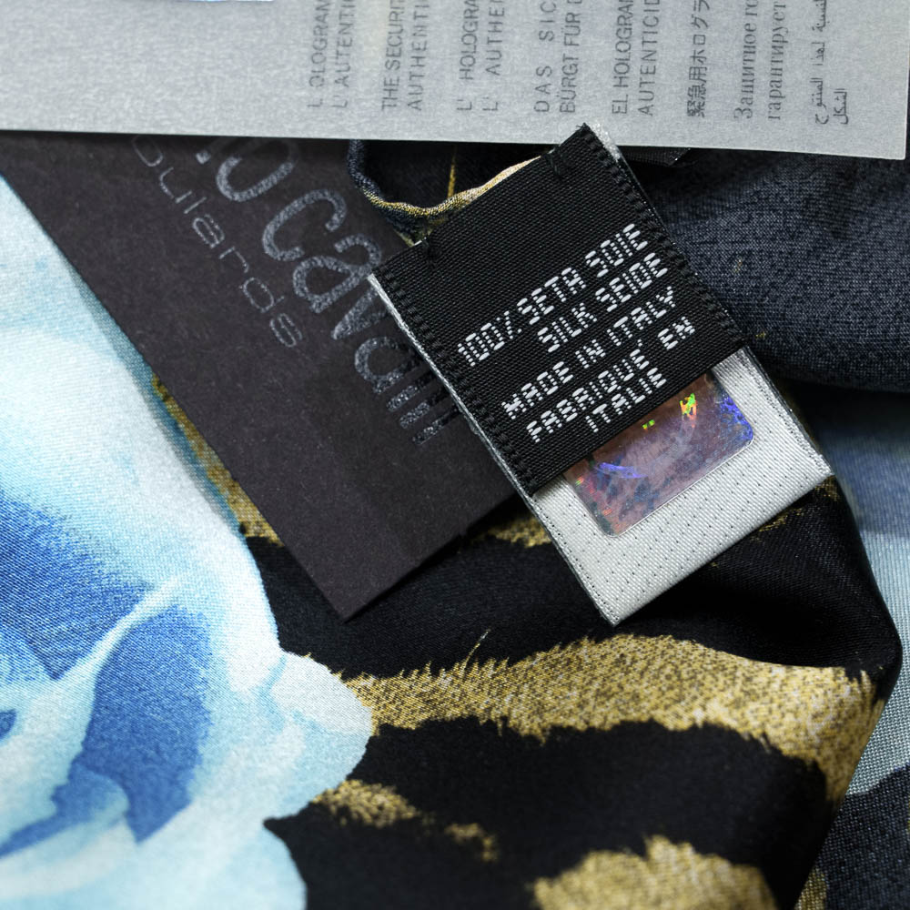 Roberto Cavalli Foulard con bordatura zebrata e stampa centrale con rose blu - immagine 3