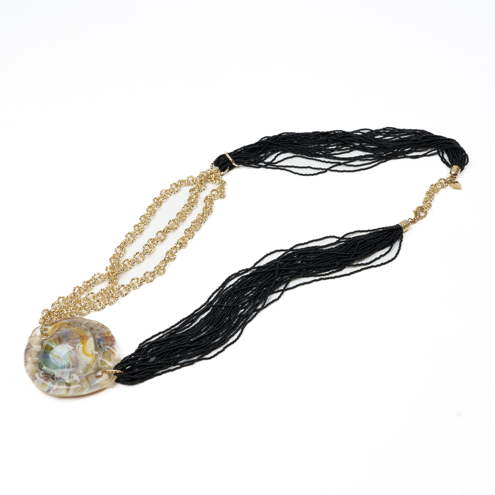 Zecchin collana multifilo, artigianato veneziano, con perline nere e grande elemento centrale colorato in vetro di Murano - immagine 2