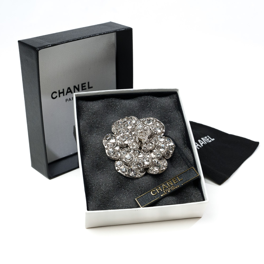 Chanel Spilla Camelia con inserti in cristallo - immagine 2
