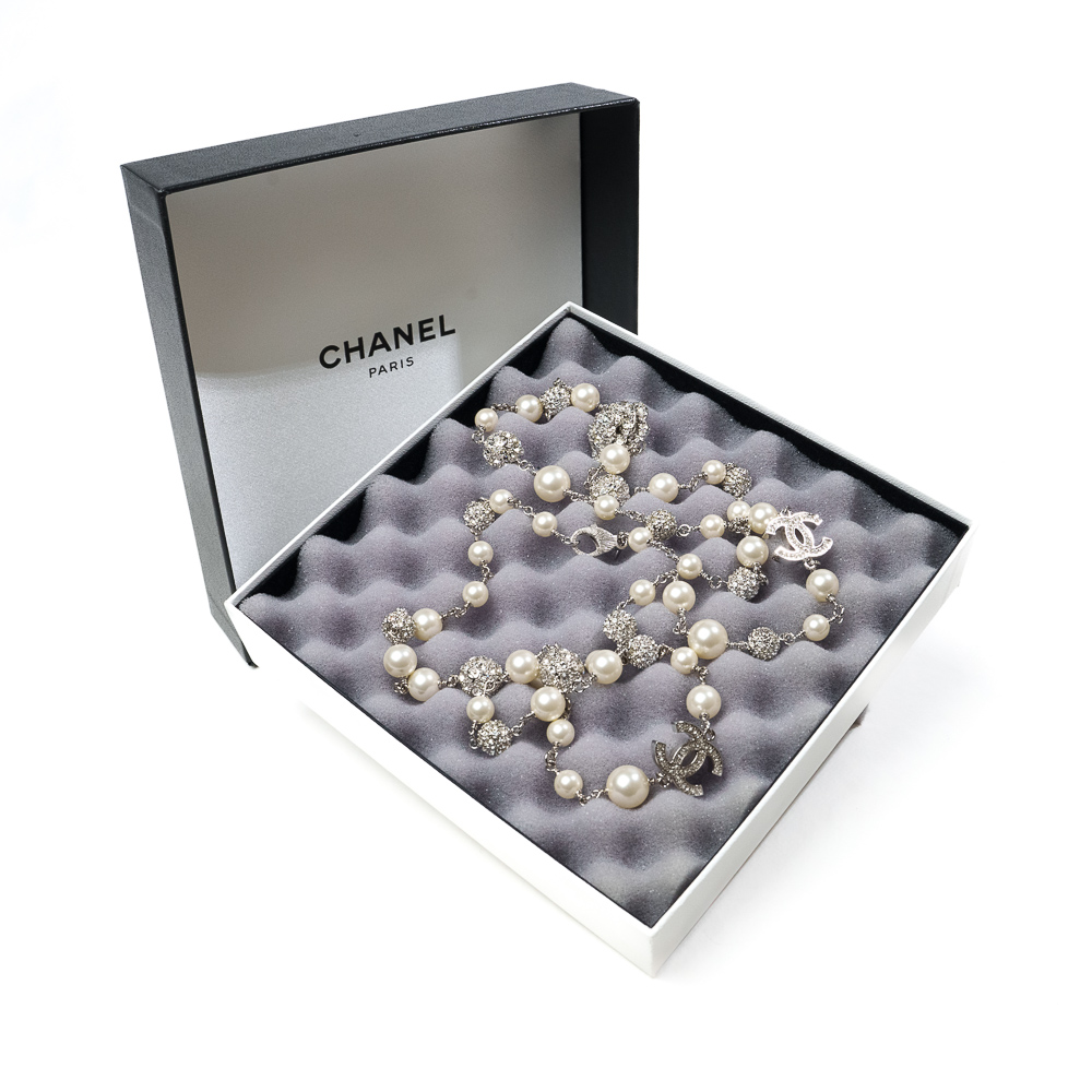 Chanel Costume Jewelry, collana sautoir con perle e decorazioni in strass - immagine 2