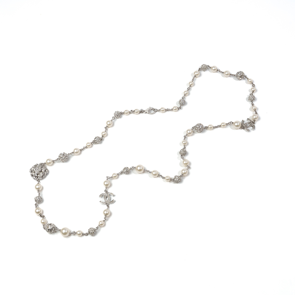 Chanel Costume Jewelry, collana sautoir con perle e decorazioni in strass - immagine 3