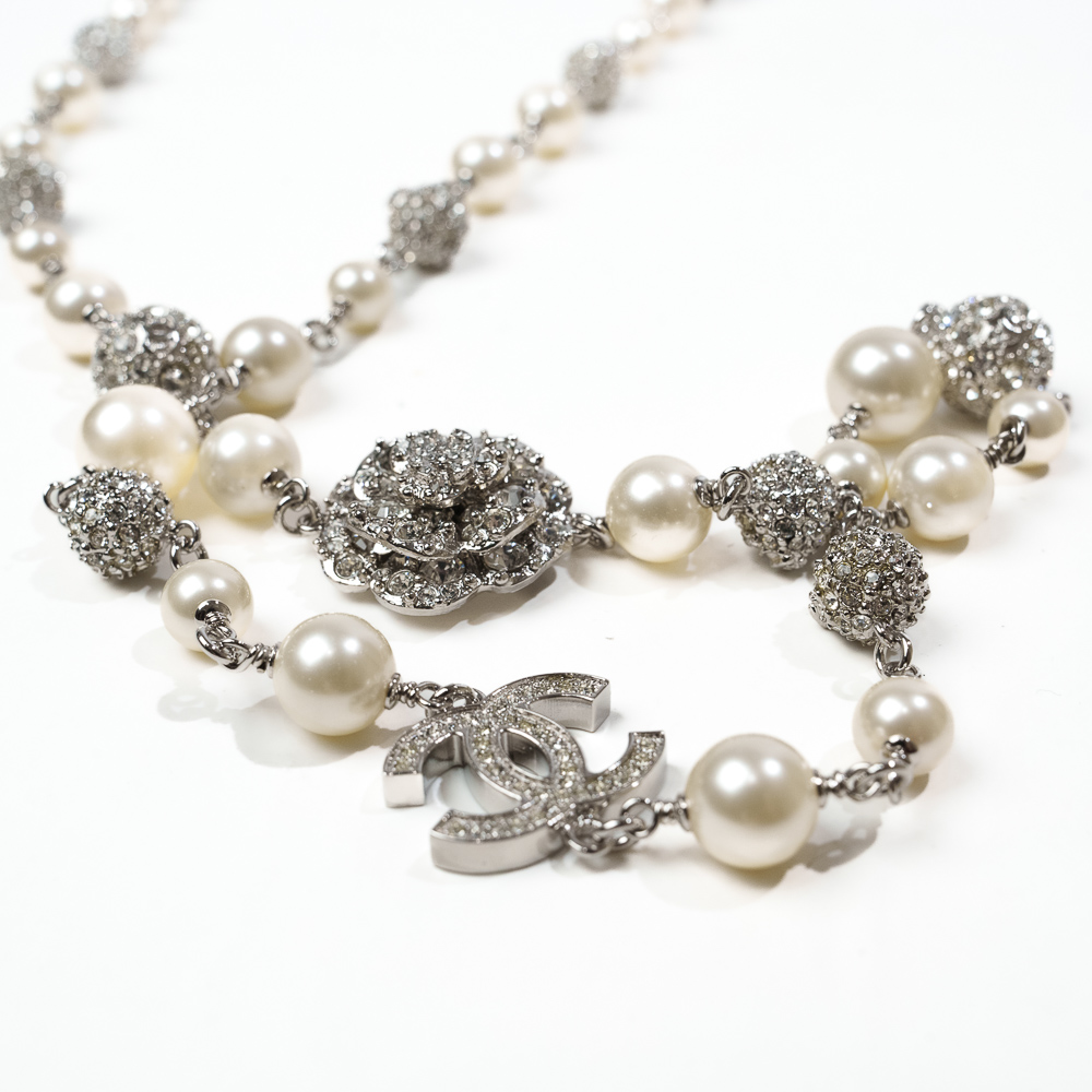 Chanel Costume Jewelry, collana sautoir con perle e decorazioni in strass - immagine 4
