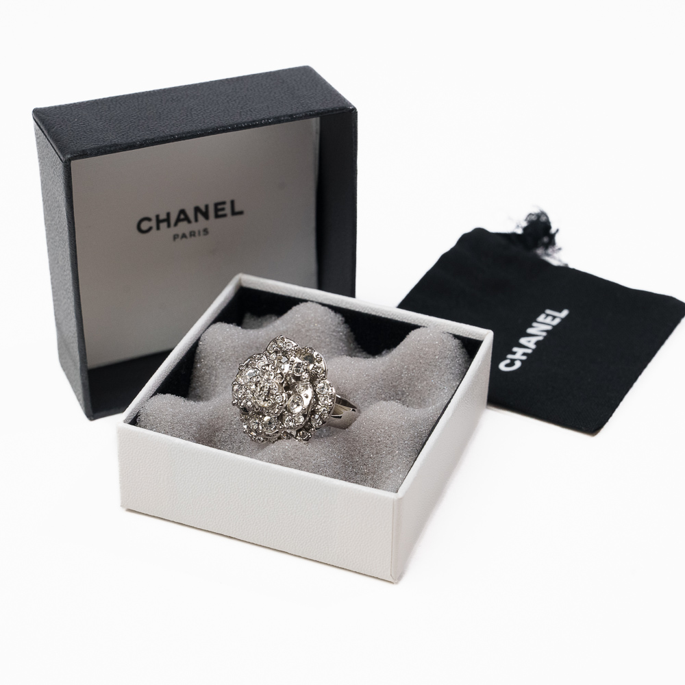 Chanel Costume Jewelry anello Camelia con pavè di cristalli - immagine 2