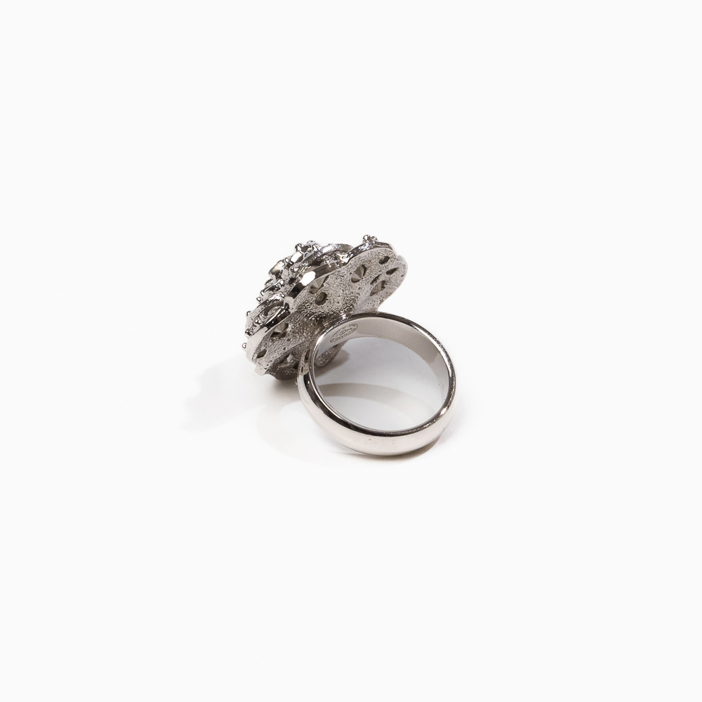 Chanel Costume Jewelry anello Camelia con pavè di cristalli - immagine 3