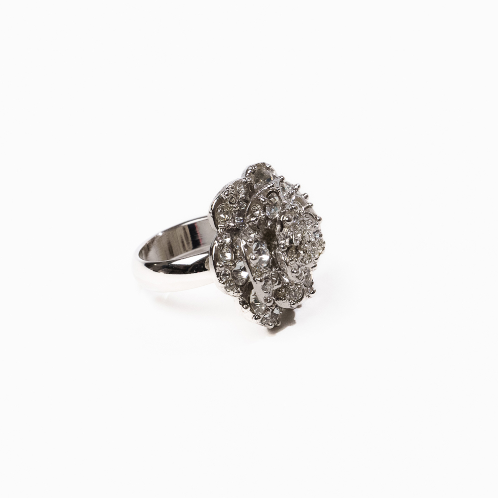 Chanel Costume Jewelry anello Camelia con pavè di cristalli - immagine 4
