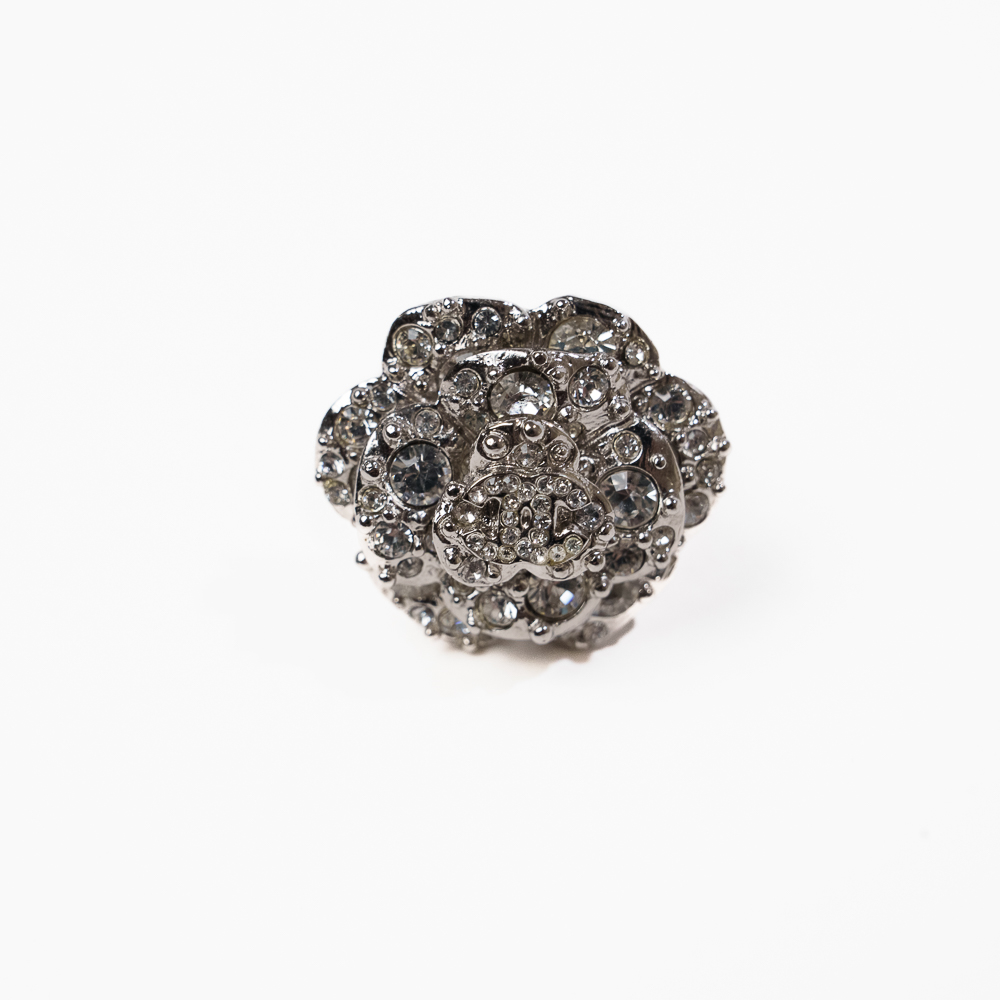 Chanel Costume Jewelry anello Camelia con pavè di cristalli - immagine 5
