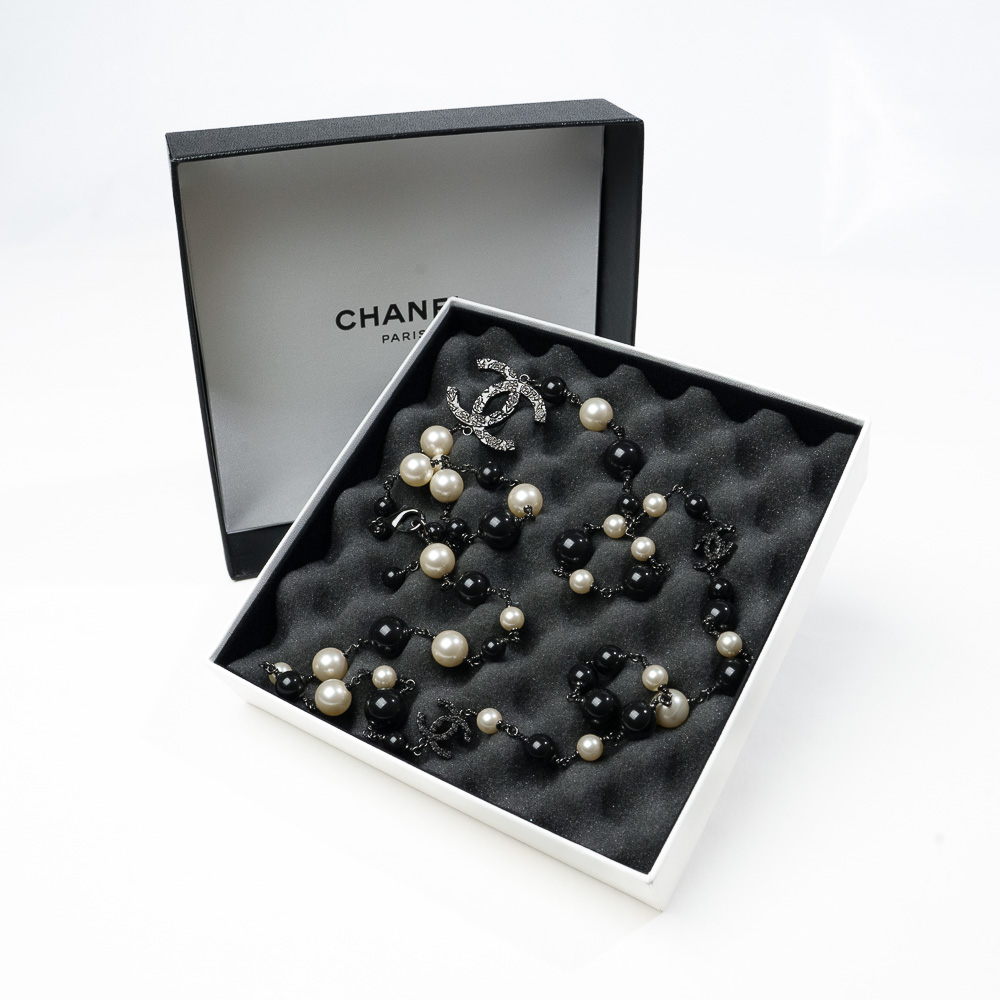Chanel Costume Jewelry collana sautoir con perle noir et blanc e iconico logo doppia C - immagine 2