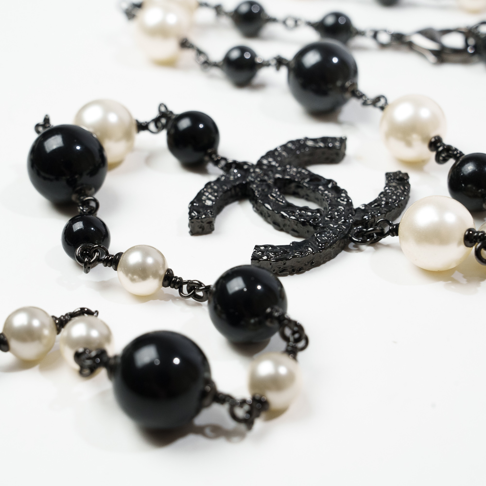 Chanel Costume Jewelry collana sautoir con perle noir et blanc e iconico logo doppia C - immagine 3