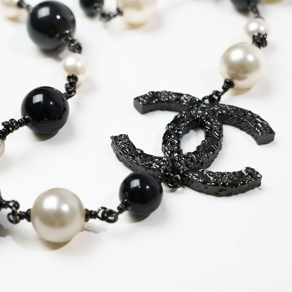 Chanel Costume Jewelry collana sautoir con perle noir et blanc e iconico logo doppia C - immagine 4