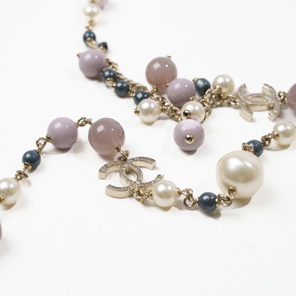 Chanel Costume Jewelry collana sautoir con perle lilla e rosa cipria - immagine 4