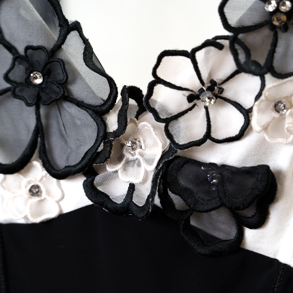 Maria Grazia Severi top bianco e nero con fiori 3D ricamati - immagine 4