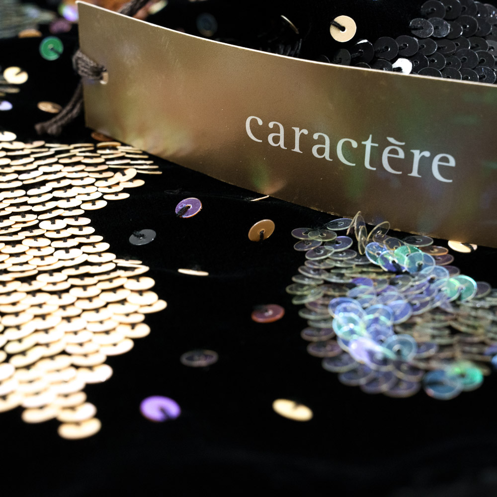 Caractère Sciarpa nera in velluto con motivo decorativo a paillettes - immagine 3