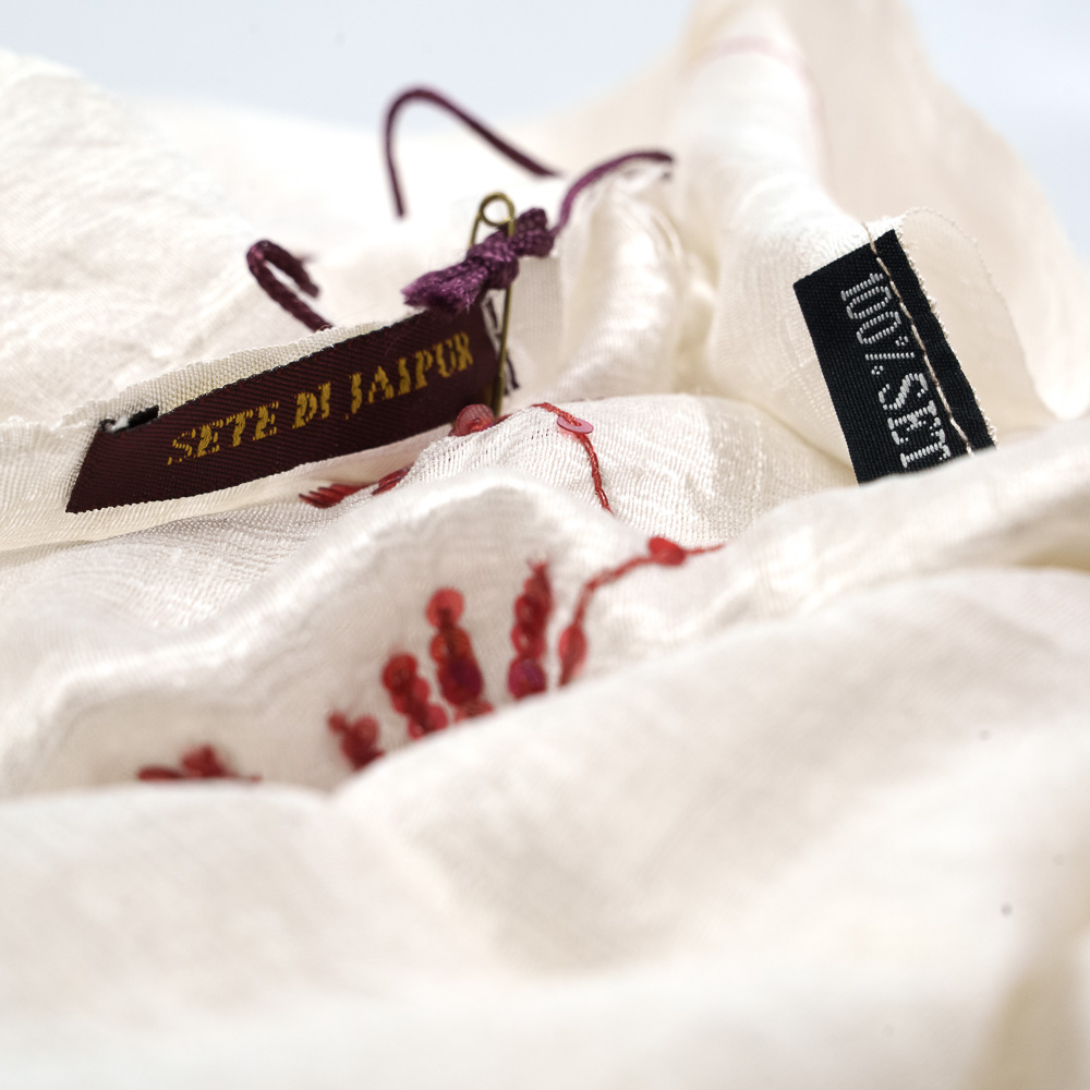 Sete di Jaipur stola in pura seta bianco avorio con ricami floreali in rosso - immagine 3